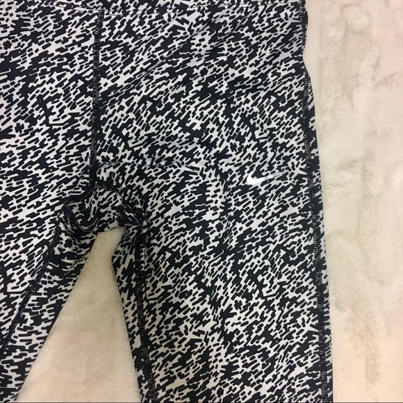 Nike Drifit Crop Black & White Print Legging Size Medium - Picture 3 of 7